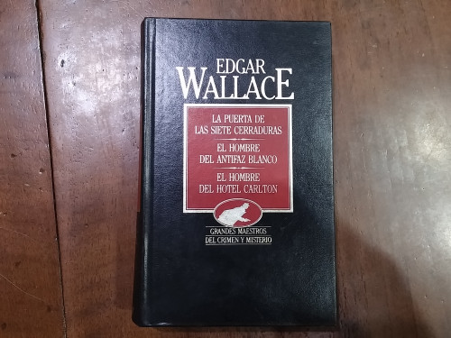 Portada del libro de La puerta de las siete cerraduras / El hombre del antifaz blanco / El hombre del hotel Carlton