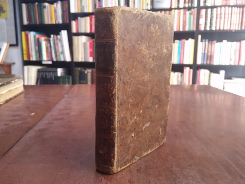 Portada del libro de Viages de Enrique Wanton al País de las Monas traducidos del inglés al italiano, y de éste al español...