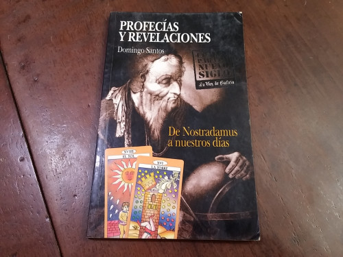 Portada del libro de Profecías y revelaciones. De Nostradamus a nuestros días