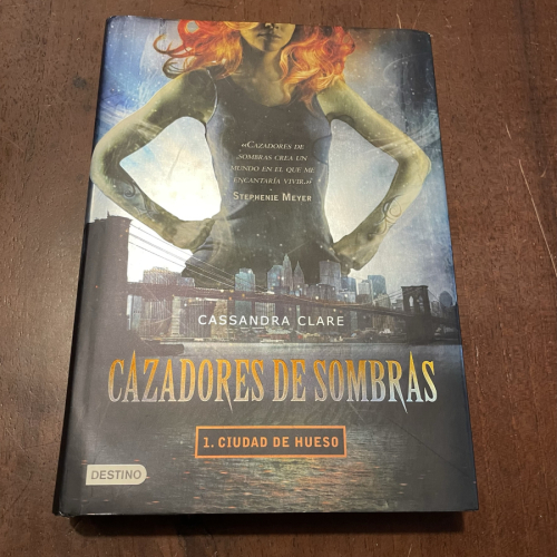 Portada del libro de Cazadores de sombras. 1 Ciudad de hueso