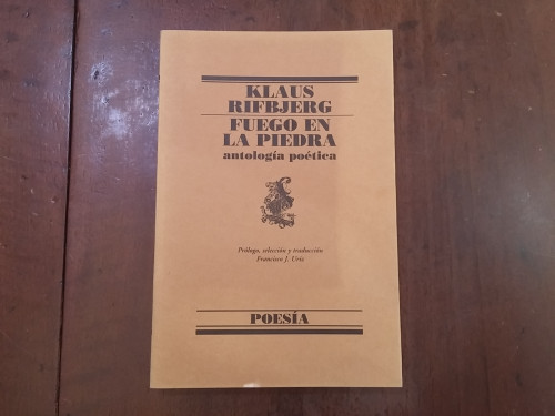 Portada del libro de Fuego en la piedra. Antología poética