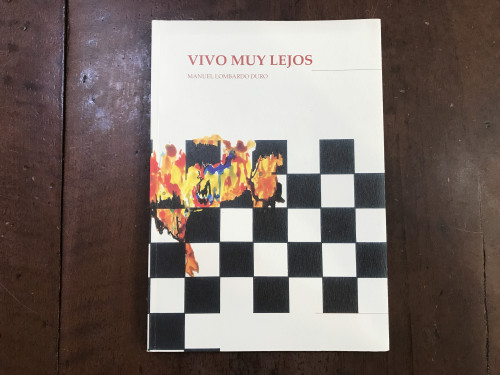 Portada del libro de Vivo muy lejos