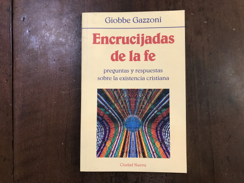 Portada del libro de Encrucijadas de la fe. Preguntas y respuestas sobre la existencia cristiana