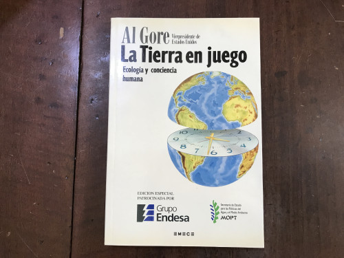 Portada del libro de La Tierra en juego. Ecología y conciencia humana