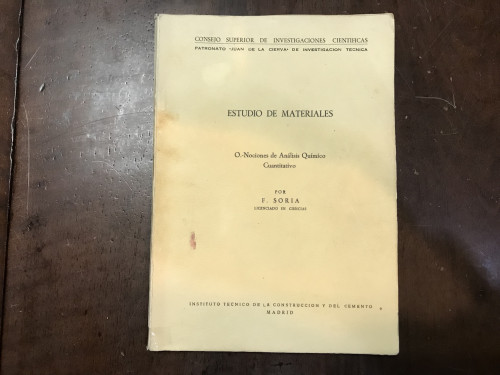 Portada del libro de Estudio de materiales. Nociones de Análisis Químico Cuantitativo