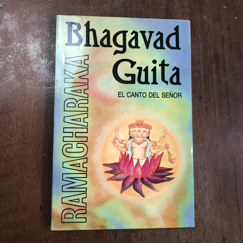 Portada del libro de Bhagavad-Gita. El canto del señor