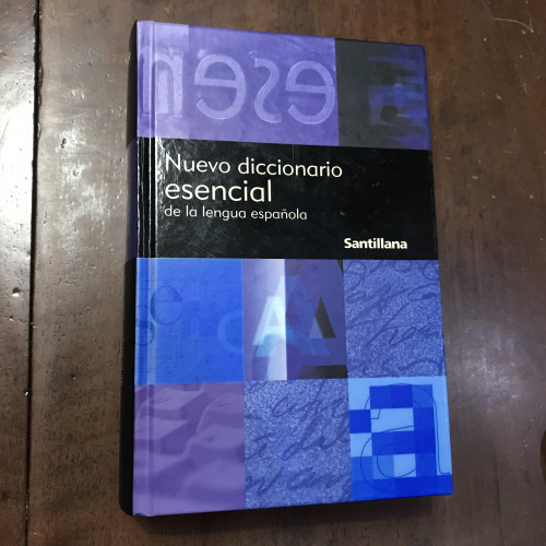 Portada del libro Nuevo diccionario esencial de la lengua española