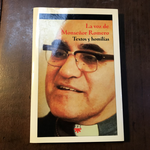 Portada del libro de La voz de Monseñor Romero. Textos y homilías