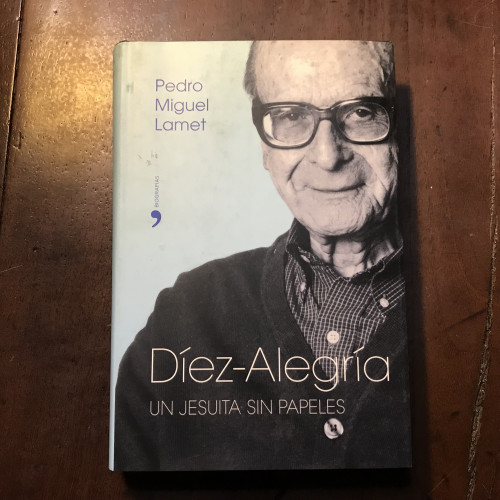 Portada del libro de Díez-Alegría. Un jesuita sin papeles