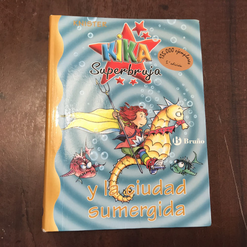 Portada del libro de Kika superbruja y la ciudad sumergida