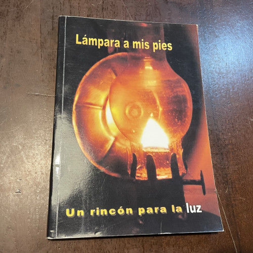 Portada del libro de Lámpara a mis pies. Un rincón para la luz