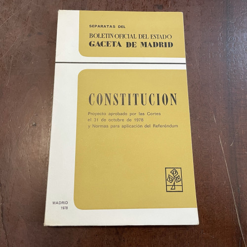 Portada del libro de Proyecto de constitución. Aprobado por las Cortes el 31 de octubre de 1976 y Normas para la aplicación...