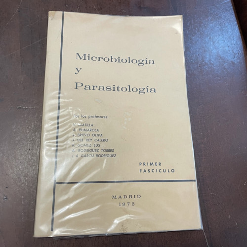 Portada del libro de Microbiología y parasitología