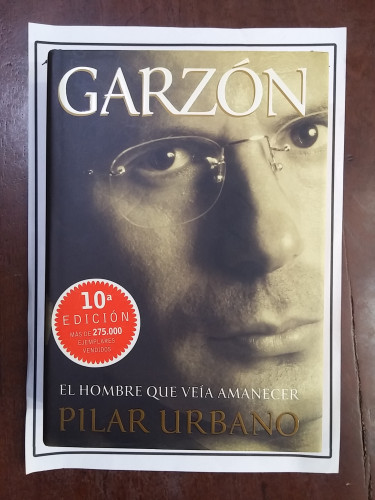 Portada del libro de Garzón: El hombre que veía amanecer