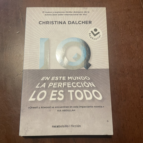 Portada del libro de IQ en este mundo la perfección lo es todo