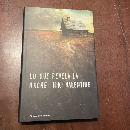 Portada del libro de Lo que revela la noche