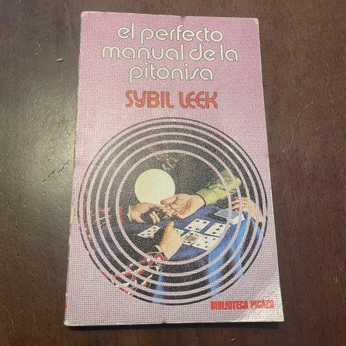 Portada del libro de El perfecto manual de la pitonisa