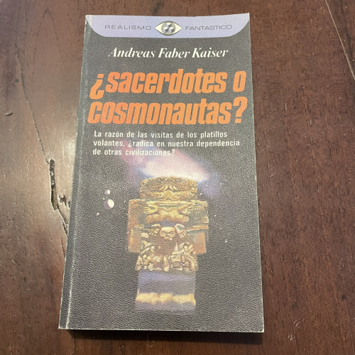 Portada del libro de ¿Sacerdotes o cosmonautas?