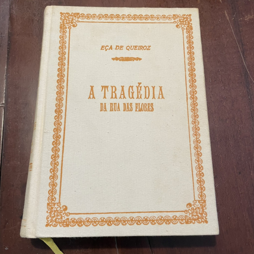 Portada del libro de A tragédia da rua das flores (portugués)