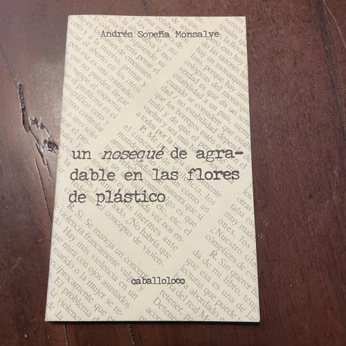 Portada del libro de Un nosequé de agradable en las flores de plástico