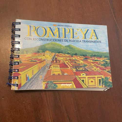 Portada del libro de Pompeya con reconstrucciones en película transparente