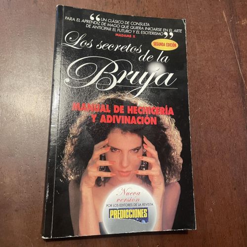 Portada del libro de Los secretos de la Bruja. Manual de hechicería y adivinación