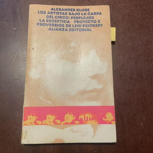 Portada del libro de Los artistas bajo la carpa del circo: perplejos. La escéptica. Proyecto Z. Proverbios de Leni Peickert