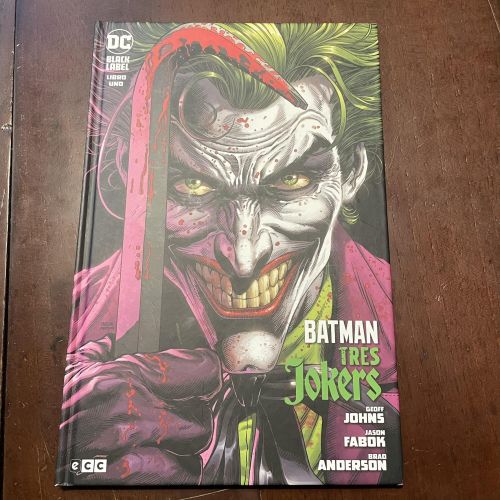 Portada del libro de Batman. Tres jokers. Libro Uno