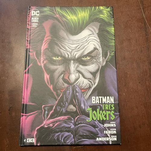Portada del libro de Batman. Tres jokers. Libro dos