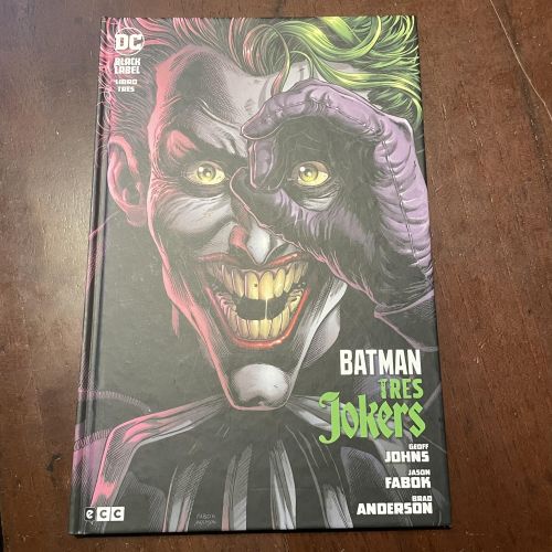 Portada del libro de Batman. Tres jokers. Libro tres
