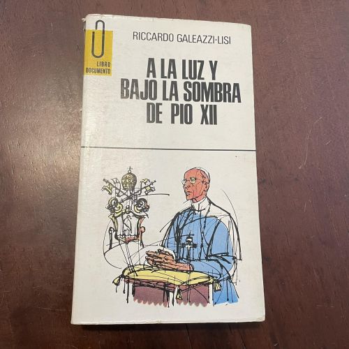Portada del libro de A la luz y bajo la sombra de Pío XII