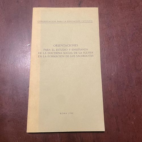 Portada del libro de Orientaciones para el estudio y enseñanza de la doctrina social de la iglesia en la formación de los...