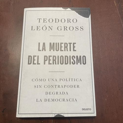 Portada del libro de La muerte del periodismo