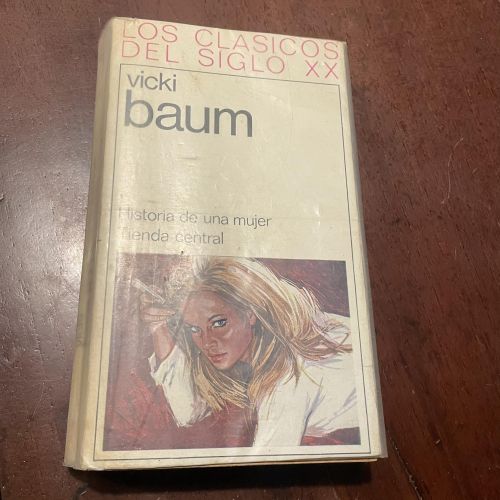 Portada del libro de Historia de una mujer. Tienda central