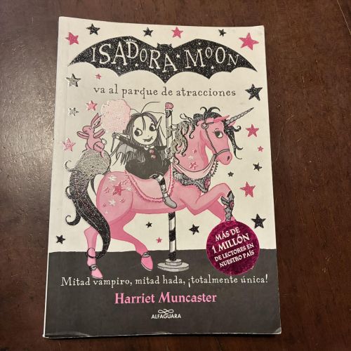 Portada del libro de Isadora Moon va al parque de atracciones