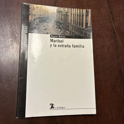 Portada del libro de Maribel y la extraña familia
