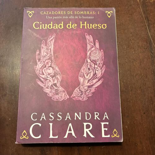 Portada del libro de Ciudad de hueso