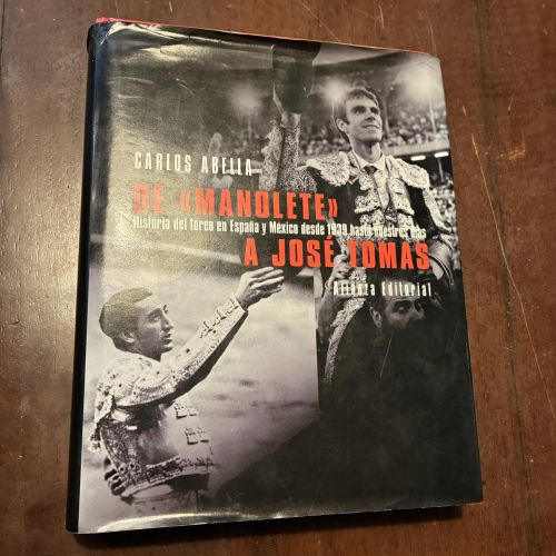 Portada del libro de De Manolete a José Tomás