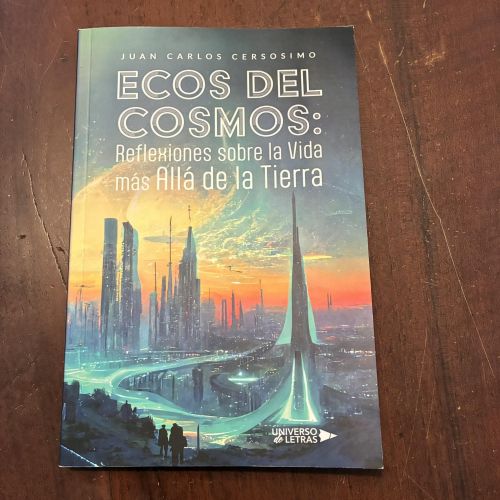 Portada del libro de Ecos del cosmos: Reflexiones sobre la vida más allá de la Tierra