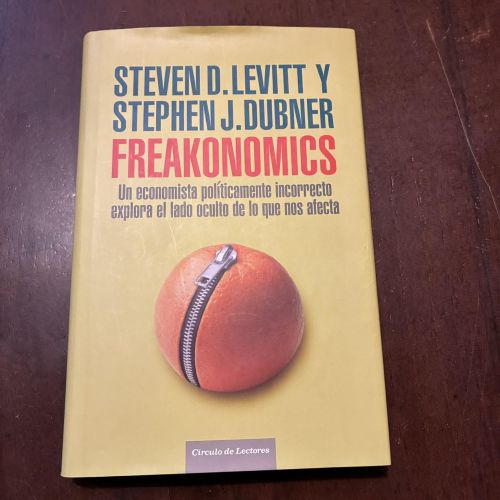 Portada del libro de Freakonomics (spanish)