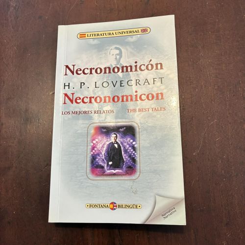 Portada del libro de Necronomicón. Edición bilingüe